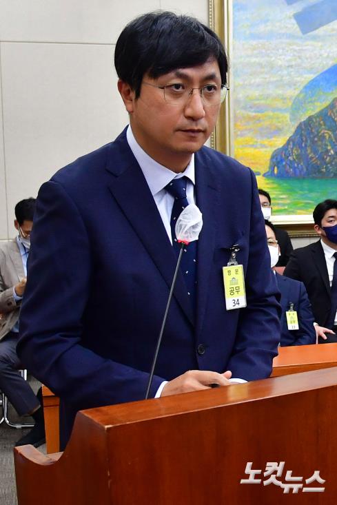 7일 서울 여의도 국회에서 열린 정무위원회의 공정거래위원회·한국소비자원 등에 대한 국정감사에 증인으로 출석한 함윤식 우아한형제들 부사장이 의원 질의를 받고 있다.