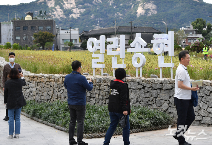 100년 넘게 높은 담장에 둘러싸여 방치된 서울 종로구 '송현동 부지'가 새 단장을 마치고  시민의 품으로 돌아온 가운데 7일 서울 종로구 송현동 부지에서 시민들이 산책을 즐기고 있다. 류영주 기자