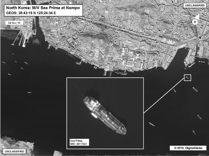 미국 재무부가 7일(현지시간) 제재 명단에 올린 선박 커리저스호(왼쪽)가 2019년 11월 북한 남포항에 정제유를 운송하고 있다. 재무부 제공