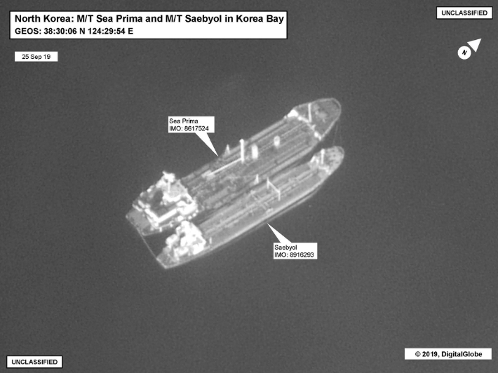 미국 재무부가 7일(현지시간) 제재 명단에 올린 선박 커리저스호(왼쪽)가 2019년 9월 해상에서 북한 선박에 정제유를 환적하고 있다. 재무부 제공