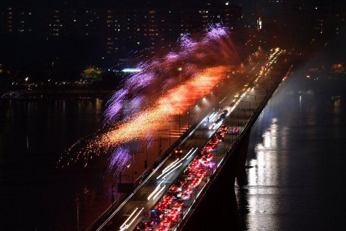 '2022 서울세계불꽃축제'가 8일 오후 서울 여의도 일대에서 열린 가운데 화려한 불꽃이 밤하늘을 장식하고 있다. '2022 서울세계불꽃축제'는 코로나19로 인해 3년 만에 열렸다. 올해 불꽃축제의 주제는 '위 호프 어게인(We Hope Again)'으로 코로나19로 지친 일상을 위로하고 다시금 꿈과 희망의 불꽃을 쏘아 올린다는 의미다. 류영주 기자