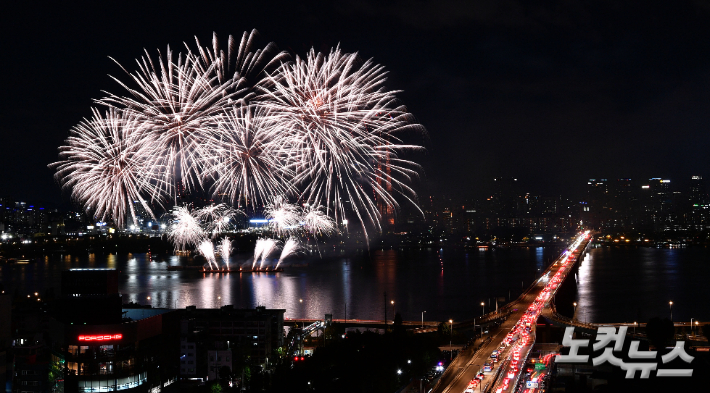 '2022 서울세계불꽃축제'가 8일 오후 서울 여의도 일대에서 열린 가운데 화려한 불꽃이 밤하늘을 장식하고 있다. '2022 서울세계불꽃축제'는 코로나19로 인해 3년 만에 열렸다. 올해 불꽃축제의 주제는 '위 호프 어게인(We Hope Again)'으로 코로나19로 지친 일상을 위로하고 다시금 꿈과 희망의 불꽃을 쏘아 올린다는 의미다. 류영주 기자