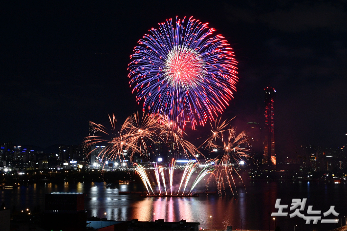 '2022 서울세계불꽃축제'가 8일 오후 서울 여의도 일대에서 열린 가운데 화려한 불꽃이 밤하늘을 장식하고 있다. '2022 서울세계불꽃축제'는 코로나19로 인해 3년 만에 열렸다. 올해 불꽃축제의 주제는 '위 호프 어게인(We Hope Again)'으로 코로나19로 지친 일상을 위로하고 다시금 꿈과 희망의 불꽃을 쏘아 올린다는 의미다. 류영주 기자