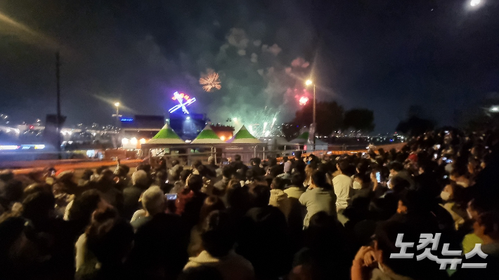 8일 오후 서울 여의도 한강공원에서 열린 '2022 서울세계불꽃축제'에 주최 측 추산 105만 명의 시민이 모였다. 민소운 기자