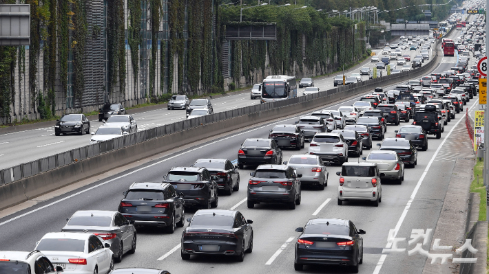 경부고속도로 상(왼쪽)하행선이 늘어난 차량들로 정체를 빚고 있다. 황진환 기자