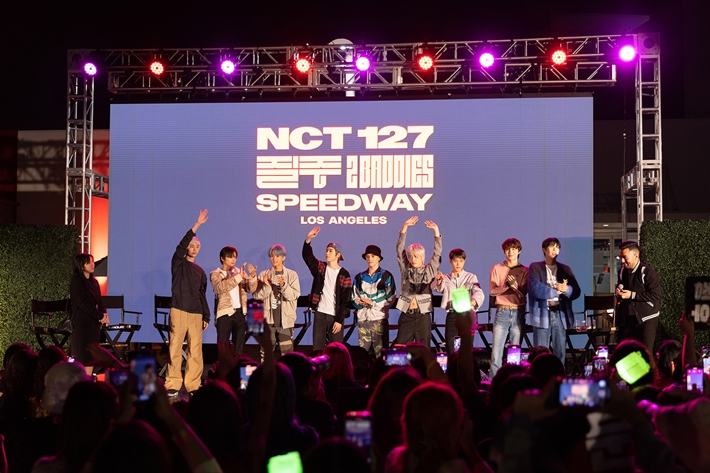 7일 미국 로스앤젤레스 피터스 자동차 박물관에서 팬 이벤트를 열어 5천여 명의 팬을 만난 NCT 127. SM엔터테인먼트 제공