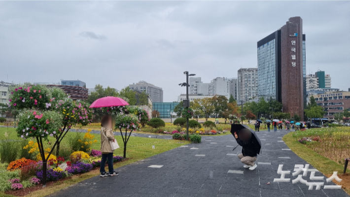 9일, 약 110년 만에 시민들에게 개방된 종로구 송현동 '열린송현녹지광장'에서 시민이 광장에서 북악산·인왕산을 배경으로 사진을 찍고 있다. 백담 기자