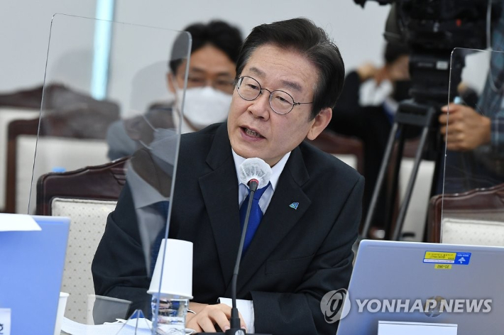 더불어민주당 이재명 대표가 6일 서울 용산구 합동참모본부에서 열린 국정감사에서 질의하고 있다. 연합뉴스