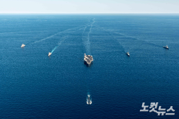 한미일 대잠전 훈련 참가전력들이 9월 30일 동해 공해상에서 기동훈련을 하고 있다. 오른쪽부터 美 이지스구축함 벤폴드함(DDG), 韓 구축함 문무대왕함(DDH-II), 美 원자력추진 항공모함 로널드 레이건함(CVN), 日 구축함 아사히함(DD), 美 순양함 첸슬러스빌함(CG). 대열 제일 앞쪽은 美 원자력추진 잠수함 아나폴리스함(SSN). 해군 제공