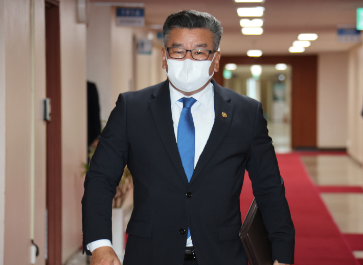 유병호 감사원 사무총장이 5일 정부서울청사에서 세종청사와 영상으로 연결해 열린 국무회의에 참석하고 있다. 