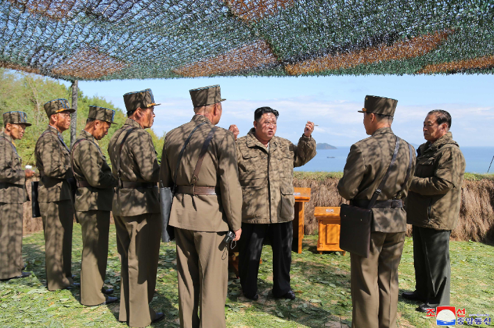 김정은 북한 국무위원장이 북한군 전술핵운용부대 등의 군사훈련을 지도하고 있다. 연합뉴스