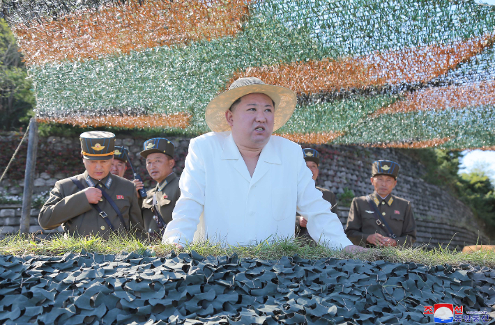 김정은이 지난달 25일부터 지난 9일까지 인민군 전술핵운용부대·장거리포병부대·공군비행대의 훈련에 참석했다. 연합뉴스