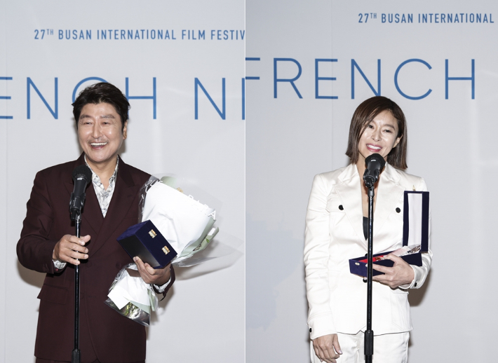 '에뜨왈 뒤 시네마'상 수상소감을 말하고 있는 배우 송강호, 예지원. 주한프랑스대사관 제공