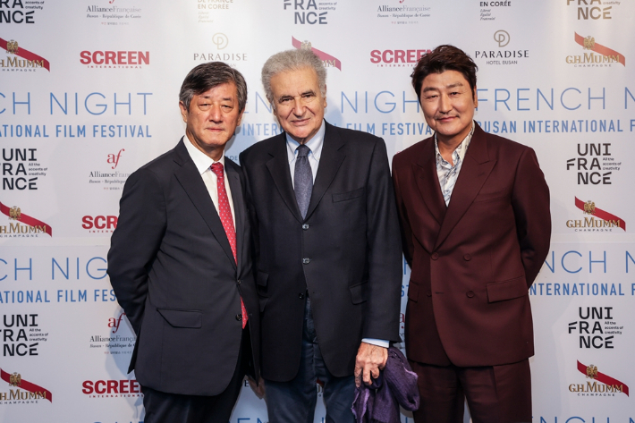 프랑스의 밤에 참석한 이용관 부산국제영화제 이사장, 세르주 투비아나 유니프랑스 회장, 배우 송강호. 주한프랑스대사관 제공