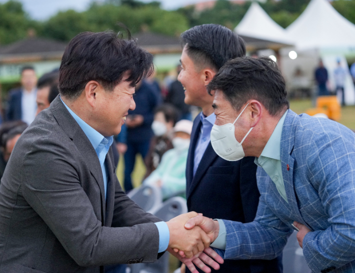 '노는 물이 다른 제1회 강정마을 생태축제'에 참석한 오영훈 제주도지사(왼쪽). 제주도 제공