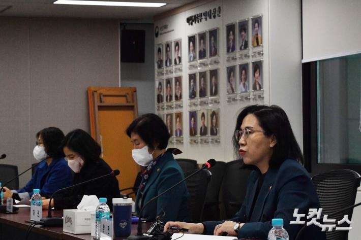 김현숙 장관 뒤로 걸린 역대 여가부 장관들의 사진