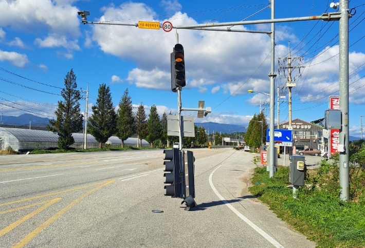 10일 강릉시 월호평동 인근 신호등이 강풍에 떨어졌다. 강릉시 제공
