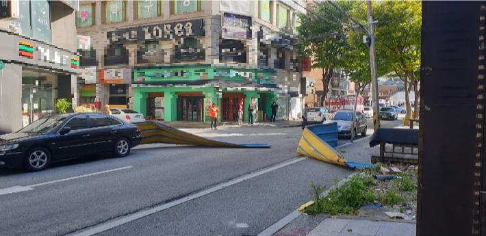 10일 강릉시 포남동의 한 건물 지붕 일부가 강풍에 파손됐다. 강릉시 제공