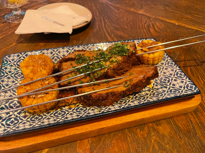 열기구를 타고 리우데자네이루를 방문했을 나온 요리. 불에 구운 양념된 브라질 소고기와 구운 옥수수가 담겨 있다. 문수경 기자 