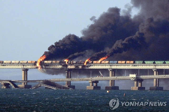 (크림 AFP=연합뉴스) 러시아가 점령한 크림반도와 러시아 본토를 잇는 크림대교에서 8일(현지시간) 폭발과 대형화재가 발생해 교량 일부가 붕괴했다. 