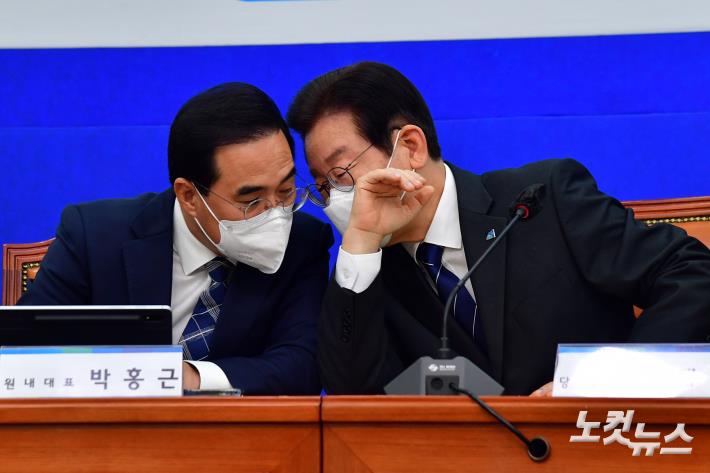 대화하는 이재명 대표-박홍근 원내대표