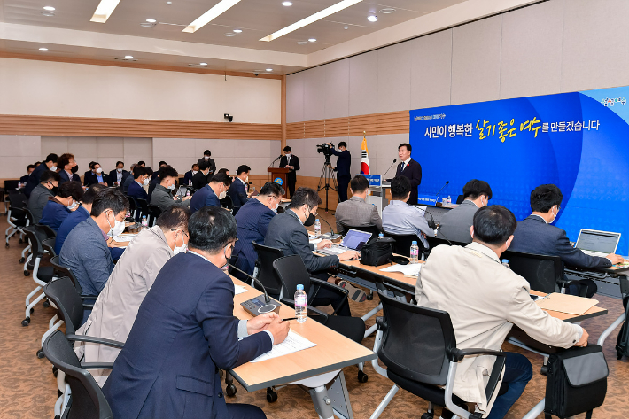 정기명 여수시장이 취임 100일 기자회견에서 기자회견문을 낭독하고 있다. 여수시 제공