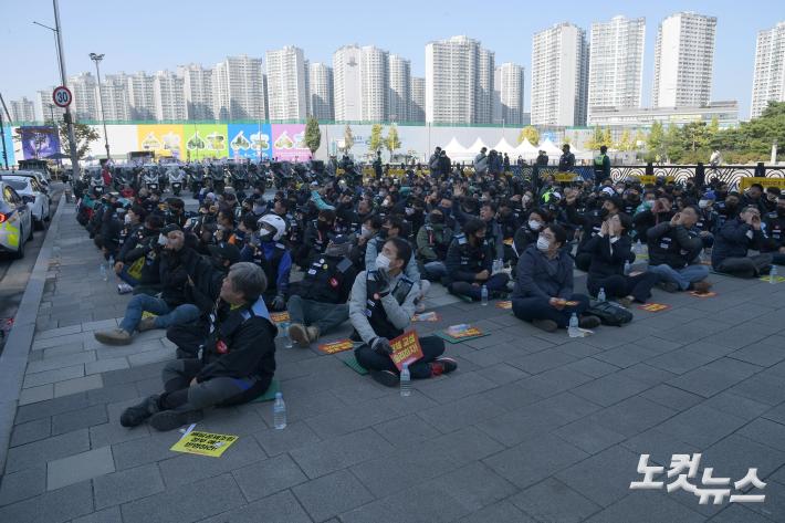 배민 본사 향해 구호 외치는 배달 노동자들