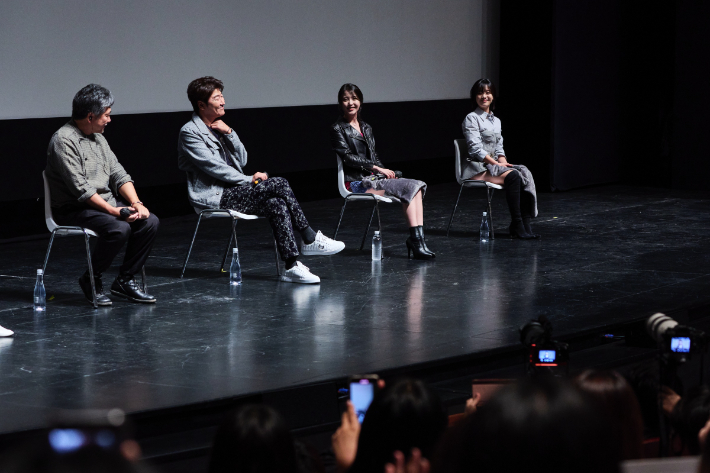 제27회 부산국제영화제에 참석해 관객들과 이야기를 나누는 영화 '브로커' 고레에다 히로카즈 감독, 송강호, 이지은, 이주영의 모습. 부산국제영화제 제공