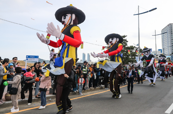 지난 2019년 열린 광안리 어방축제의 프로그램 중 하나인 경상좌수사행렬이 펼쳐지는 모습. 부산 수영구 제공