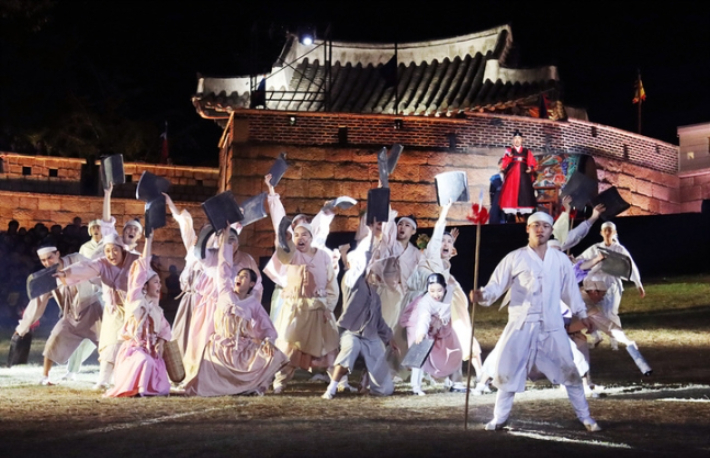 부산 동래구의 '동래읍성역사축제'에서 동래성 전투를 재현하는 모습. 부산 동래구 제공