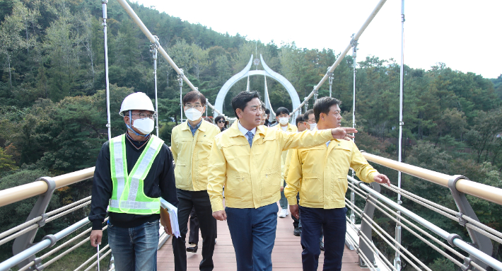 김관영 전북지사(가운데)가 11일 정읍 구절초 테마공원 출렁다리를 찾아 안전점검을 하고 있다. 전북도 제공