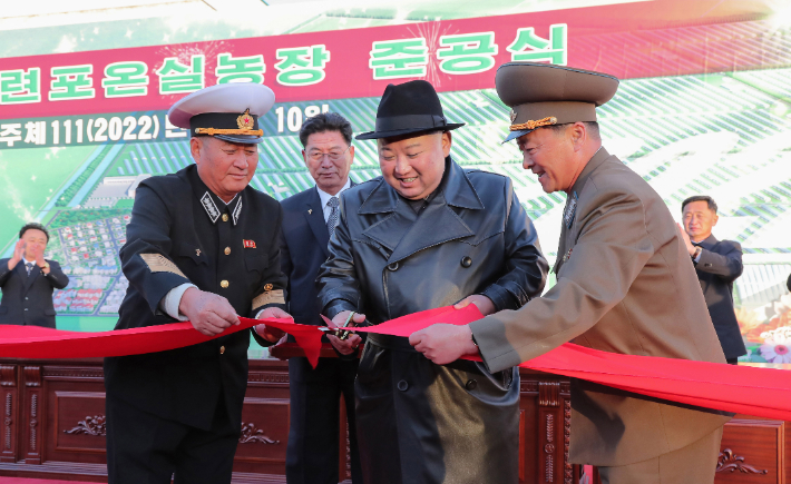 김정은 북한 국무위원장이 노동당 창건일인 지난 10일 함경남도 함주군 연포지구의 대규모 남새(채소)생산기지인 연포온실농장 준공식에 참석해 몸소 준공 테이프를 끊었다고 조선중앙통신이 11일 보도했다. 연합뉴스