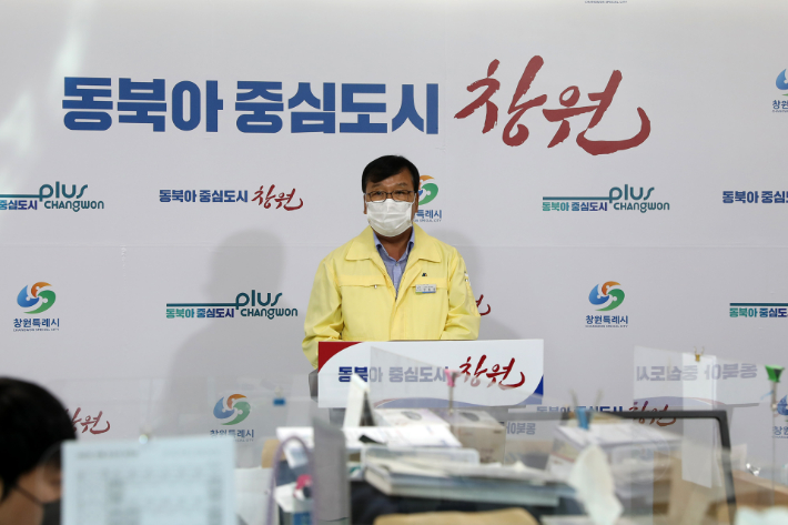 창원시설공단 정철영 공단 이사장 직무대행이 11일 창원시청 프레스센터에서 수영장 유충 재발 방지대책에 대해 설명하고 있다. 창원시설공단 제공