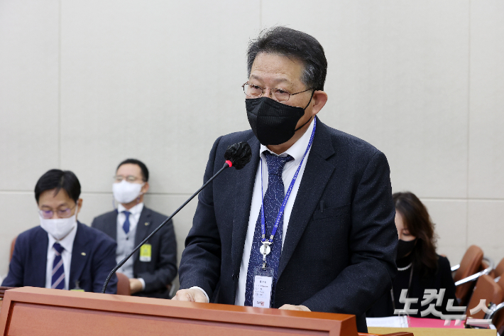 노대명 한국사회보장정보원장이 11일 서울 여의도 국회에서 열린 보건복지위원회의 국민연금공단과 한국사회보장정보원에 대한 국정감사에서 업무보고를 하고 있다. 윤창원 기자