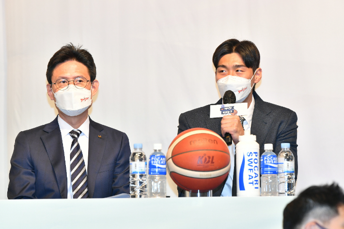 수원 KT 서동철 감독과 양홍석. KBL