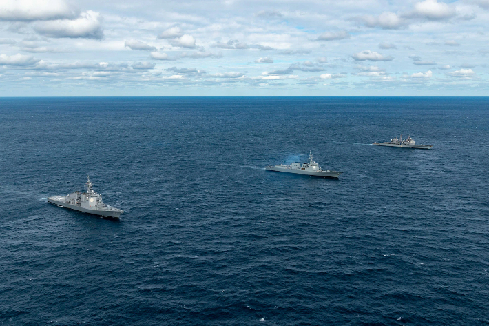 지난 6일 동해에서 실시된 한미일 미사일 방어훈련에 참가한 이지스 구축함들. 미 인도태평양사령부 제공