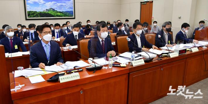 12일 서울 여의도 국회에서 환경노동위원회의 경제사회노동위원회, 중앙노동위원회, 최저임금위원회 등에 대한 국정감사가 열리고 있다.