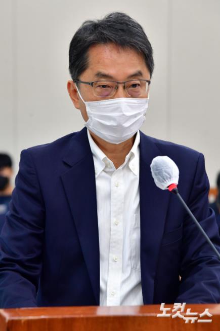 12일 서울 여의도 국회에서 열린 환경노동위원회의 경제사회노동위원회, 중앙노동위원회, 최저임금위원회 등에 대한 국정감사에 출석한 박준식 최저임금위원장이 인사말을 하고 있다.