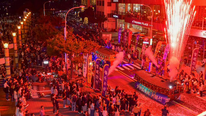 여수 거북선축제에서 등장한 거북선 가장물이 불꽃을 품어내고 있다. 여수시 제공 