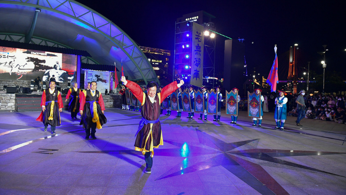 정기명 여수시장 등 정치인들이 장군 복장을 입고 퍼레이드에 동참하고 있다. 여수시 제공