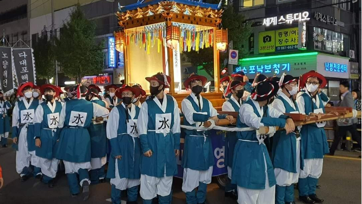 코로나19 확산에 3년 만에 열린 여수 거북선축제에서 청록색 복장을 차려 입은 조선수군이 진남관을 형상화한 가장물을 들고 행진하고 있다. 독자 제공