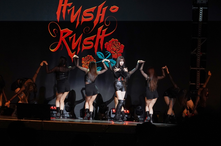 이채연의 솔로 데뷔 앨범 '허시 러시'의 콘셉트는 'MZ 세대 뱀파이어'다. WM엔터테인먼트 제공