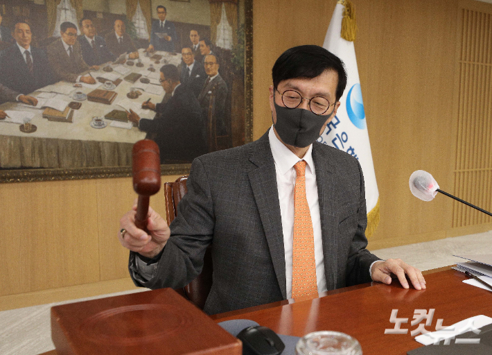 이창용 한국은행 총재가 지난 12일 서울 중구 한국은행에서 열린 금융통화위원회 정기회의에서 의사봉을 두드리고 있다. 류영주 기자