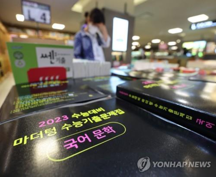 (서울=연합뉴스) 지난달 13일 교육부와 한국교육과정평가원에 따르면 학교가 자율적으로 참여할 수 있는 '맞춤형 학업성취도 자율평가 시스템'이 이날부터 시행했다. 사진은 맞춤형 학업성취도 자율평가에 참여한 학생들. [교육부 제공. 재판매 및 DB 금지] photo@yna.co.kr 연합뉴스