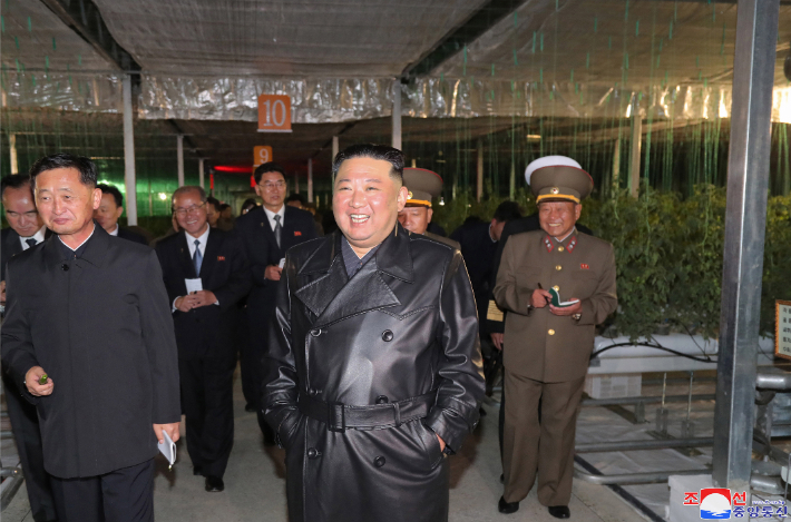 북한 김정은, 당 창건일 온실농장 준공식 참석…"농촌발전 강력 추진"    (평양 조선중앙통신=연합뉴스) 김정은 북한 국무위원장이 노동당 창건일인 10일 함경남도 함주군 연포지구의 대규모 남새(채소)생산기지인 연포온실농장 준공식에 참석해 몸소 준공 테이프를 끊었다고 조선중앙통신이 11일 보도했다. 2022.10.11      [국내에서만 사용가능. 재배포 금지. For Use Only in the Republic of Korea. No Redistribution]    nkphoto@yna.co.kr (끝)   연합뉴스