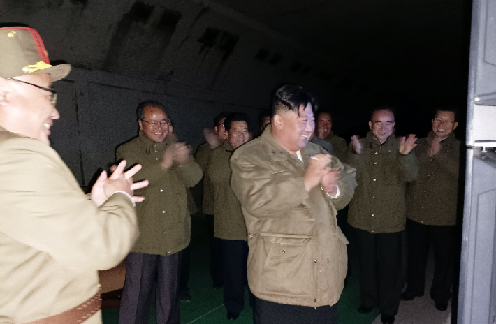 북한 김정은 국무위원장이 12일 전술핵운용부대에 배치된 장거리전략순항미사일 시험발사를 현지에서 지도했다고 조선중앙통신이 13일 보도했다. 연합뉴스