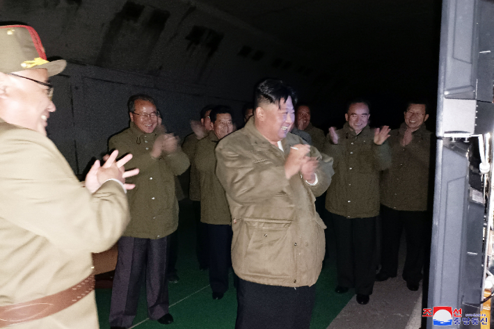 북한 김정은 국무위원장이 12일 전술핵운용부대에 배치된 장거리전략순항미사일 시험발사를 현지에서 지도했다고 조선중앙통신이 13일 보도했다. 