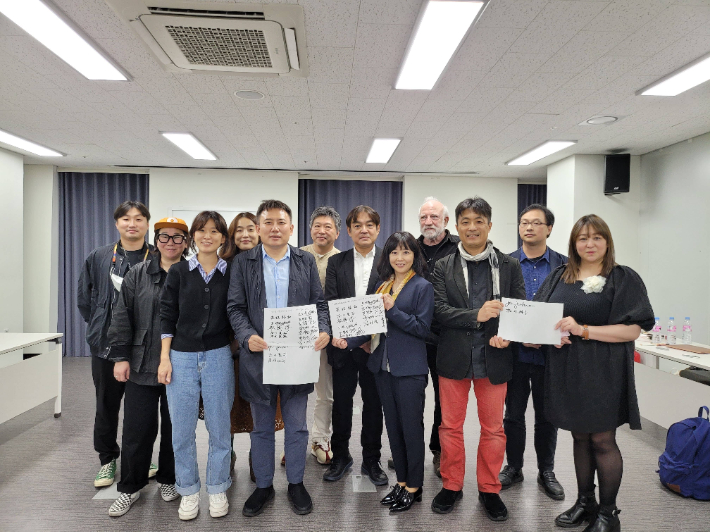 지난 8일 부산시 해운대구 영상산업센터에서 열린 '영화 환경 개선을 고민하는 한·일 영화단체 간담회'에 참석한 한국과 일본 영화감독들과 영화인들. 한국영화감독조합 제공