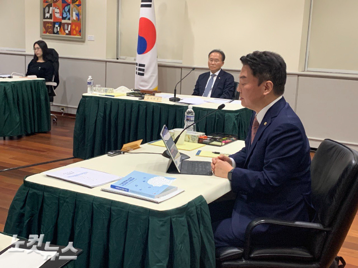 12일(현지시간) 워싱턴 주미대사관 국정감사장에서 질의중인 국민의힘 안철수 의원. 권민철 기자