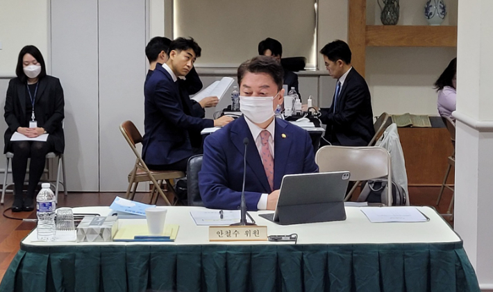 국회 외교통일위원회 소속 국민의힘 안철수 의원이 12일(현지시간) 워싱턴DC 주미한국대사관에서 국정감사를 진행하고 있다. 연합뉴스